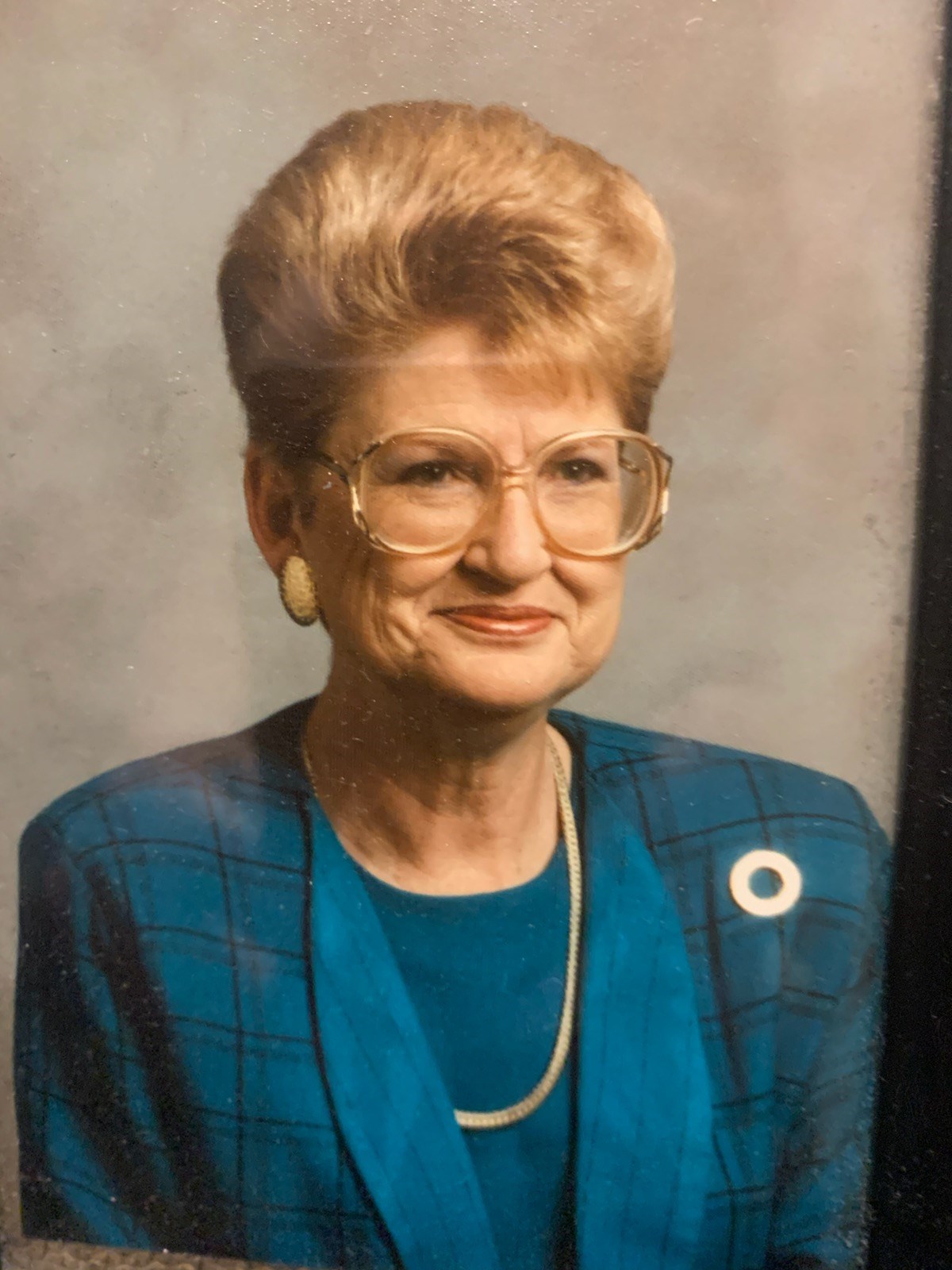 Obituary of Lou E Farlow