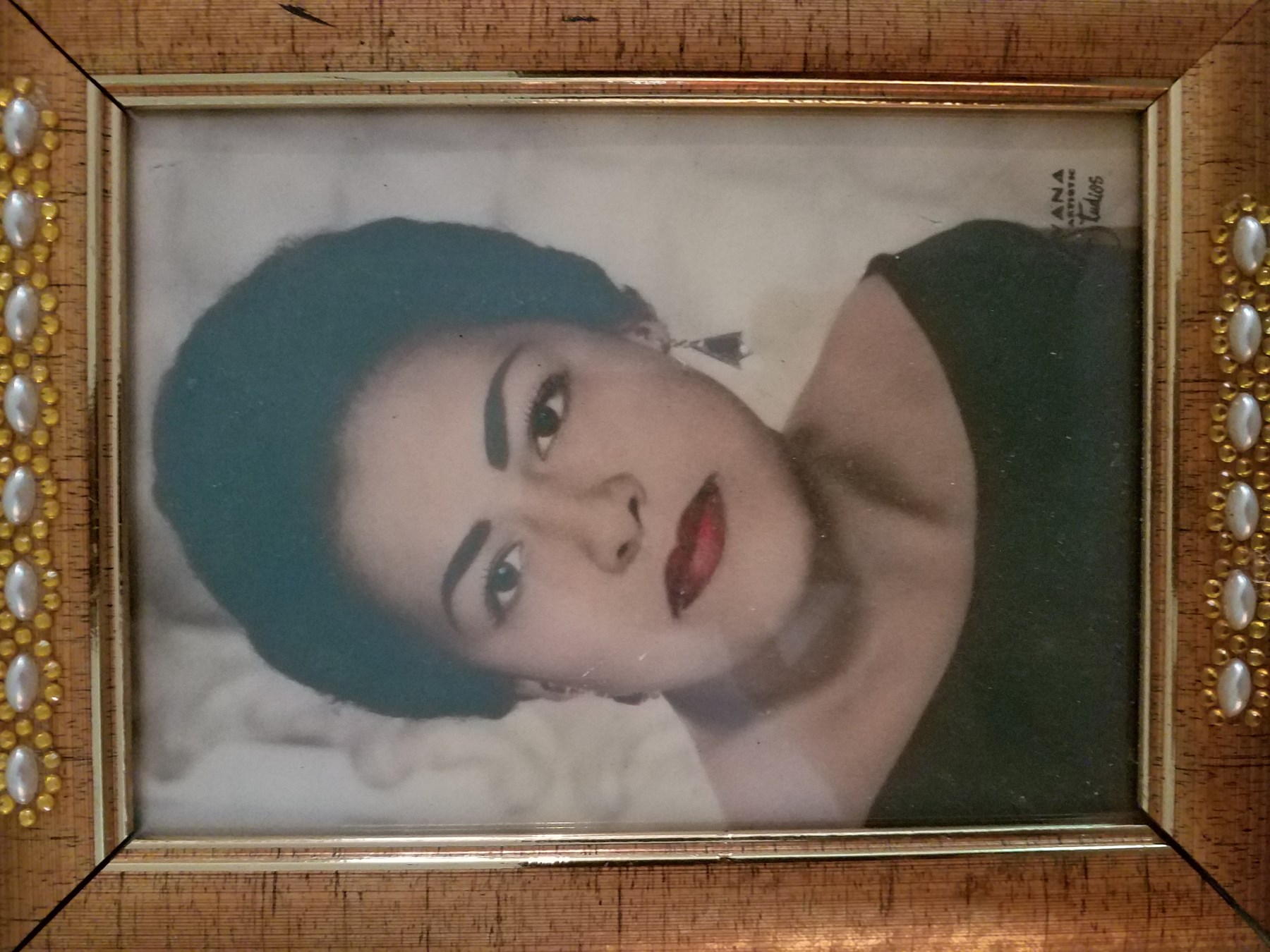 Obituary of Ana "Yiya" Lydia Burgos Robles