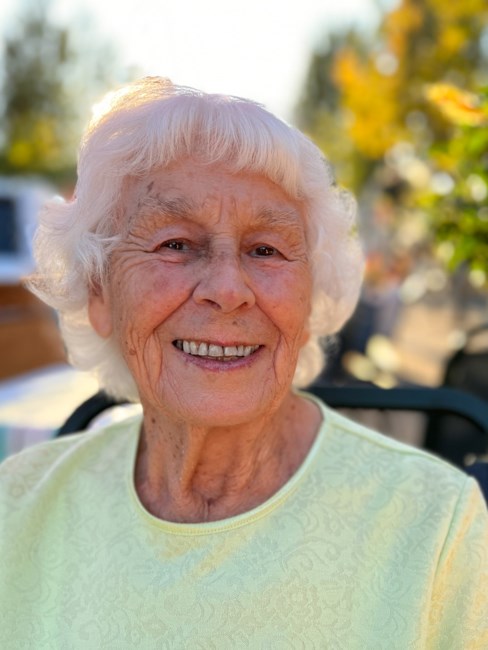 Obituario de Evelyn Lilian McLatchie