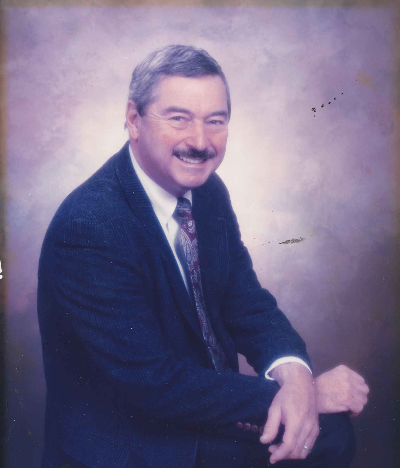 Obituario de Robert F. Henderson